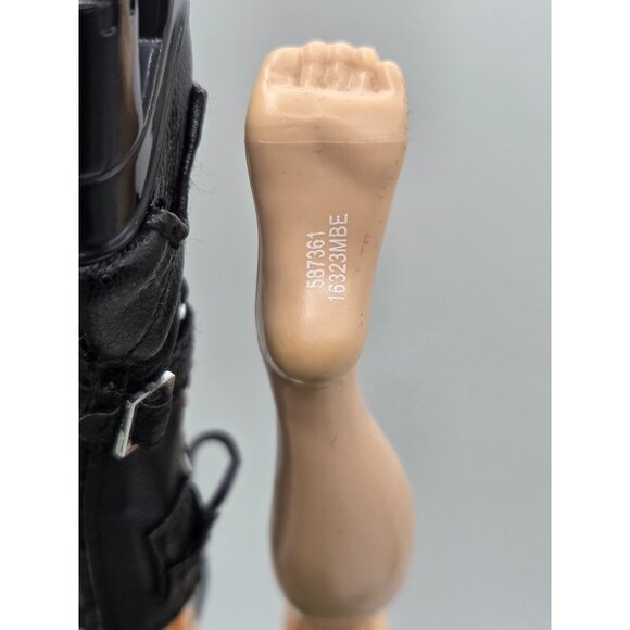 Rainbow High Fantastic Fashion Doll Jade Hunter Green Playset with 2 Outfits & F - Picture 5 of 8